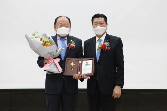 사진= 제31대 이임수 회장(왼쪽)과 제32대 문태현 회장